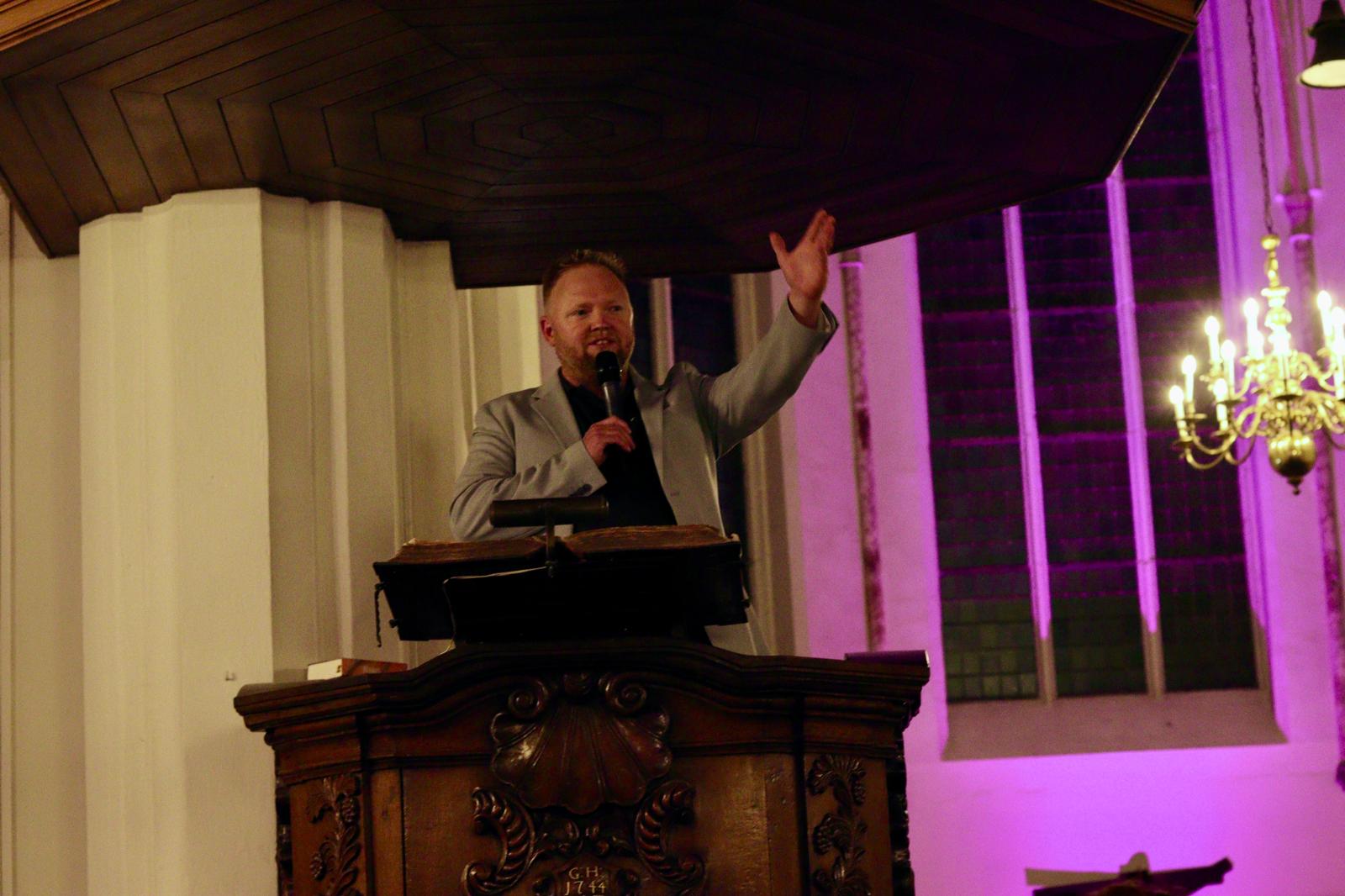 Presentatie van het wijnevent in de Catharinakerk in Doetinchem
